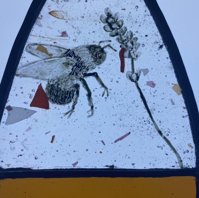 Bee arch on confetti glass