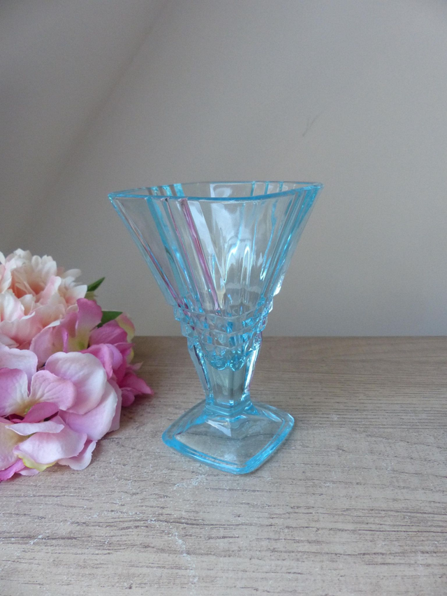 Vintage quatre coupes à glaces bleues aqua italiennes, Coupes à glaces ou à fruits en verre bleu Fidenza Italie, Coupes dessert aqua blue