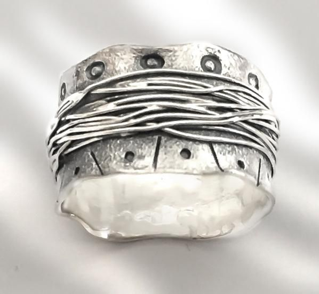 Anillo en Plata de Ley rústico con hilo de plata y muescas