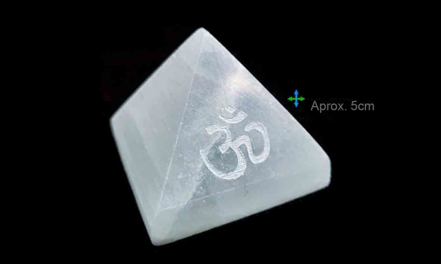 Pyramide de protection en Sélénite Om