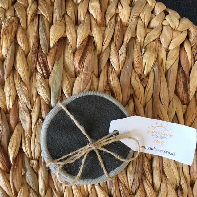 Charcoal cleansing wipes