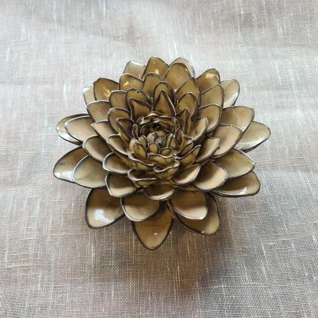 Blüte aus Keramik, beige 