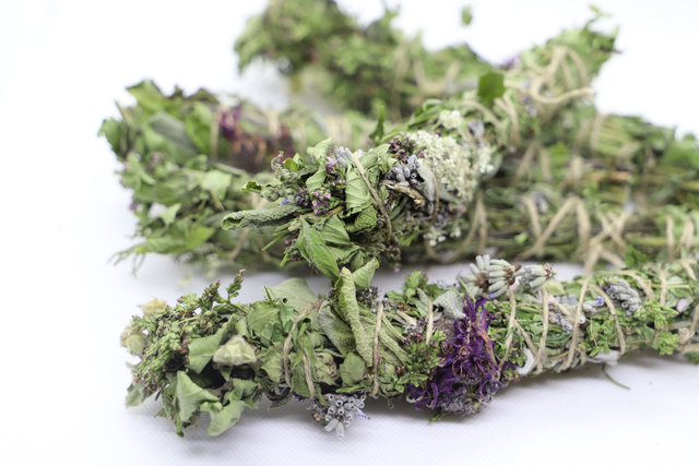 Baton de fumigation aux plantes sauvages et cultivées locales