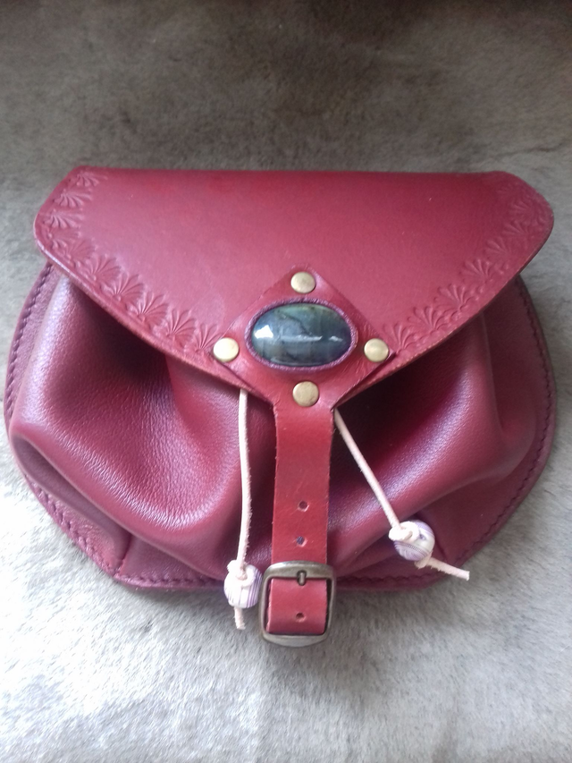 Escarcelle en cuir bordeau motif floral et labradorite