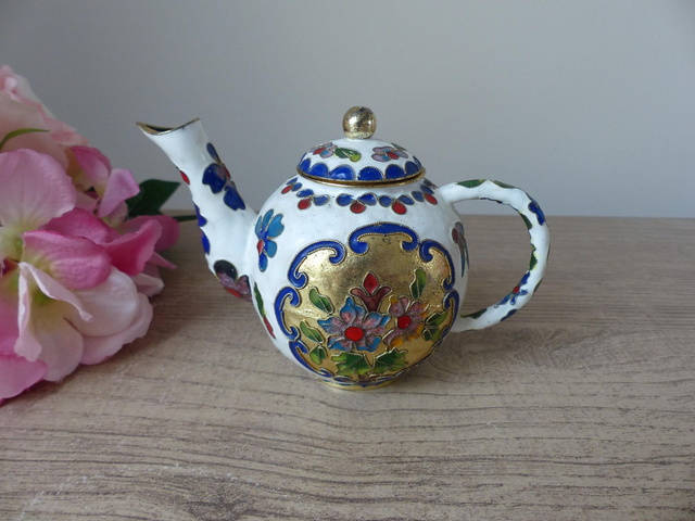 Théière Miniature Cloisonnée Blanche – Décor Floral Doré – Cuivre Émaillé Fait Main – Style Asiatique – Objet de Collection Vintage