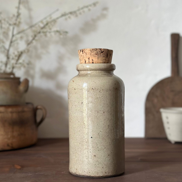 le pot en grès avec son bouchon en liège