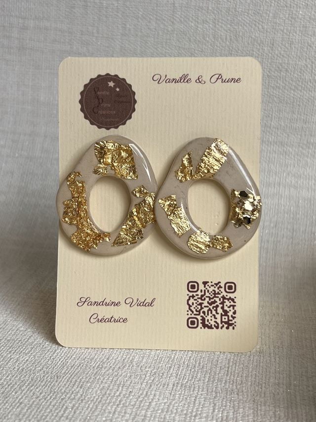 Boucles d'oreilles forme beignet, ajourées et décos feuilles d'or