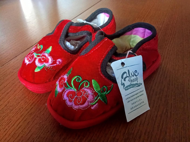 Chausson brodé pour enfants Broderie aux deux roses '' fleurs du Dongxiang''