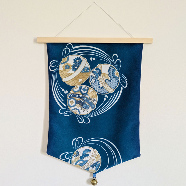 Création UNIQUE - Suspension murale en tissu de kimono « grelots » 