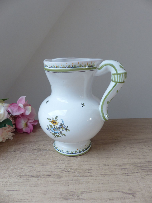 Pichet broc à eau en faïence blanche Peint main, signé Lallier à Moustiers, décoration rustique pour maison de campagne française vintage
