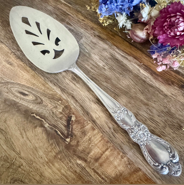 Pelle à tarte ajourée 1