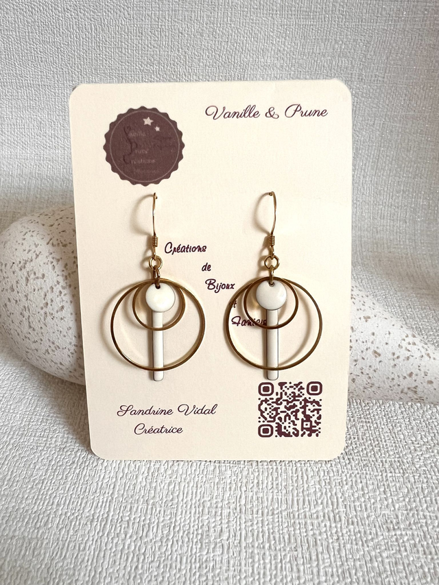 Boucles d&#039;oreilles dorées, breloques rondes ajourées, pastilles et bâtonnets crèmes