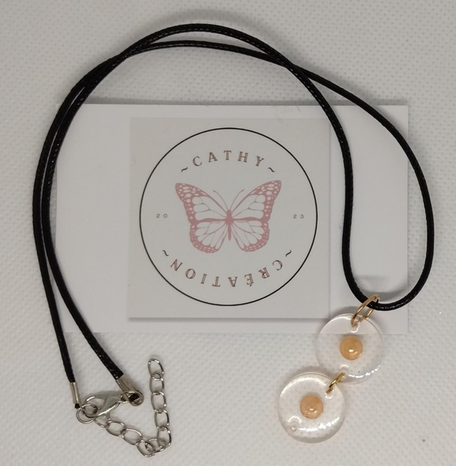 Collier avec inclusion de perles 