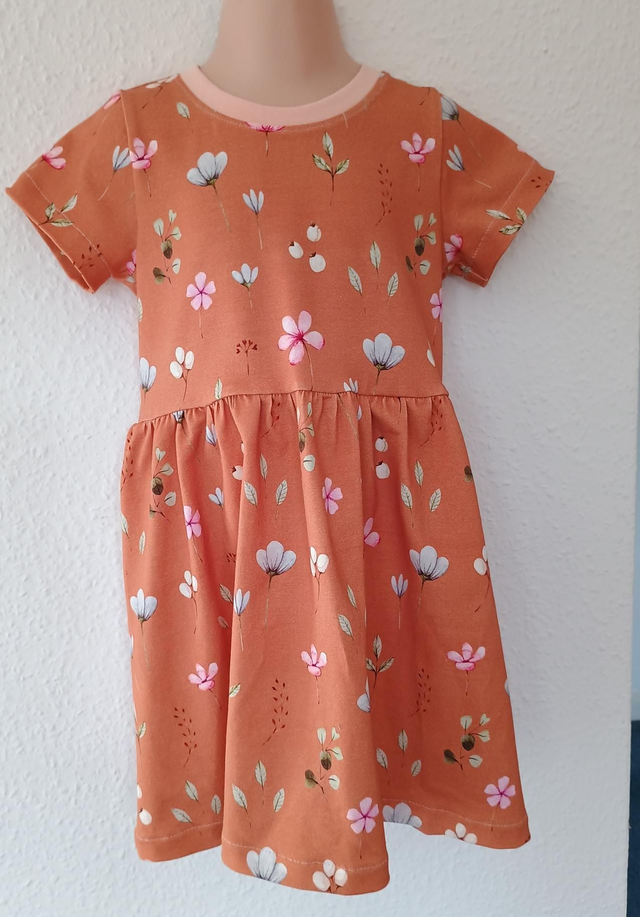 Dress - 3 yrs (98 cm).   Scattered flowers