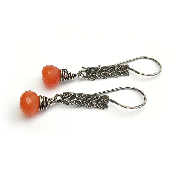 Carneool oorbellen met bladmotief zilver