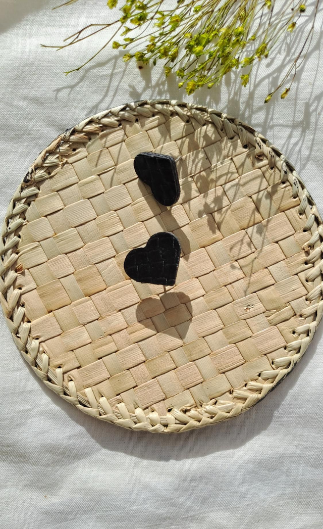 Boucles d'oreilles cœurs noir motifs reptile 