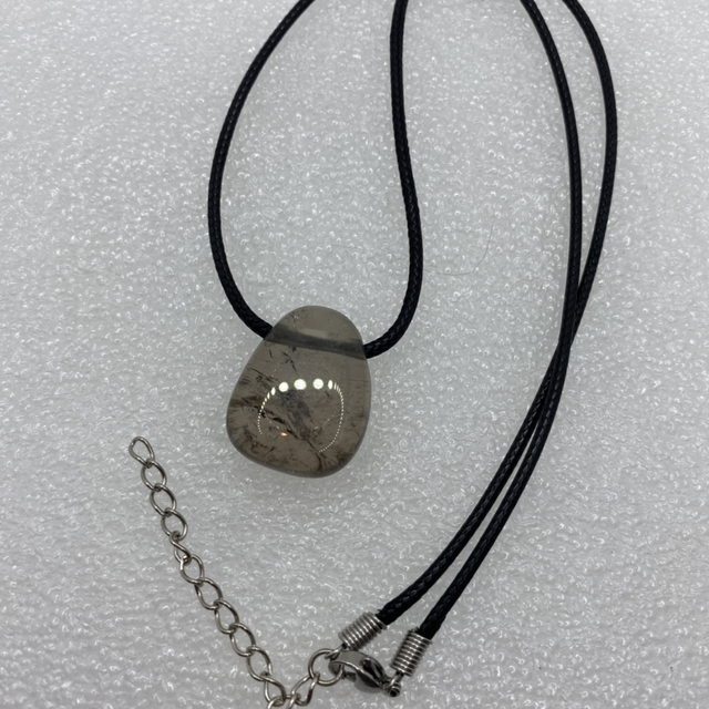 Pendentif Galet en Quartz Fumé – Cordon PU