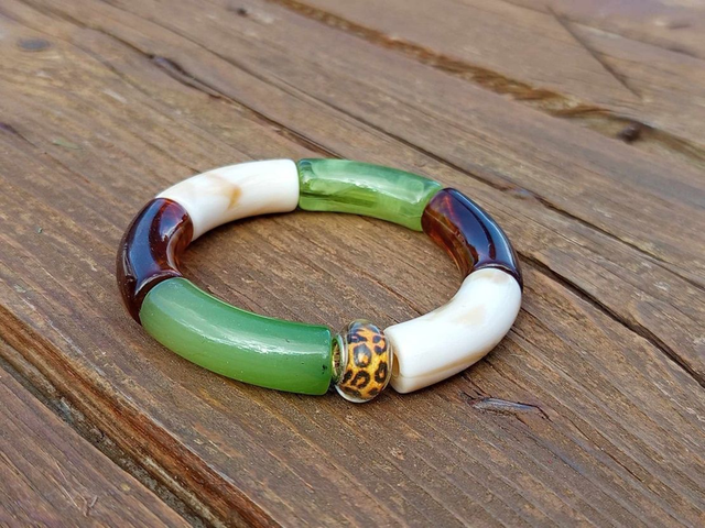 Bracelet perles tubes incurvées acrylique Jaya Hara