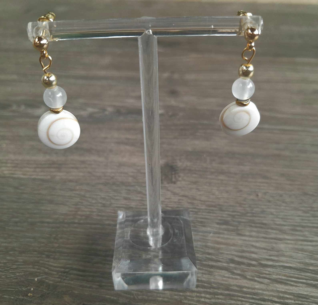 Boucles d&#039;oreilles oeil de ste lucie et sélénite 10 mm