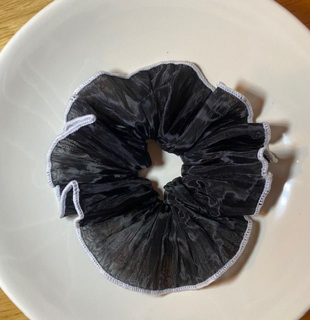 Chouchou noir en tulle contrasté