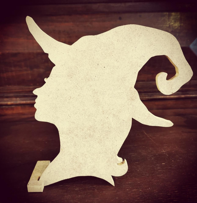 Déco portrait de sorcière en bois 