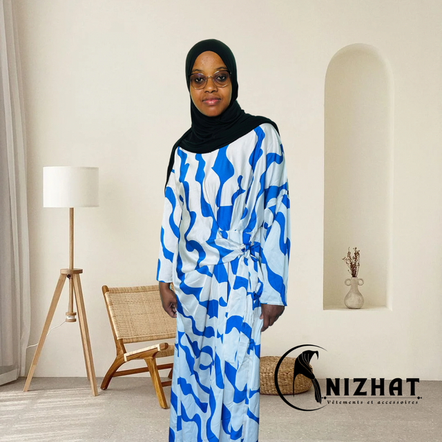 Robe longue satiné imprimée à motifs vagues bleu claire et blanc