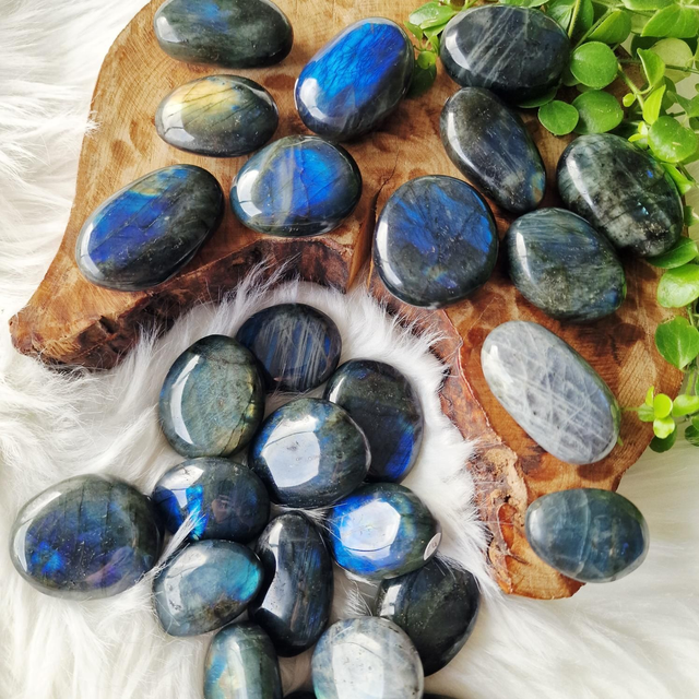 Labradorite small palm 