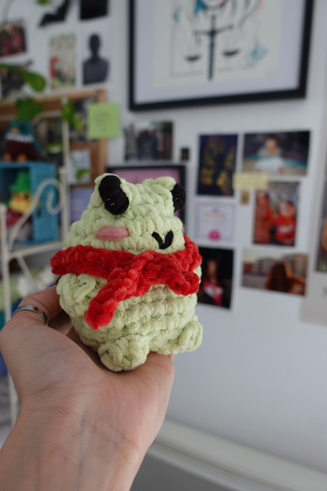 Lily, la coquette | Créature d&#039;atelier grenouille en crochet pleines d&#039;intentions