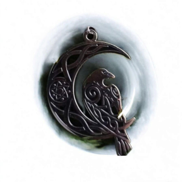 Collier Onyx et Howlite et son Pendentif Corbeau sur Lune et Pentacle