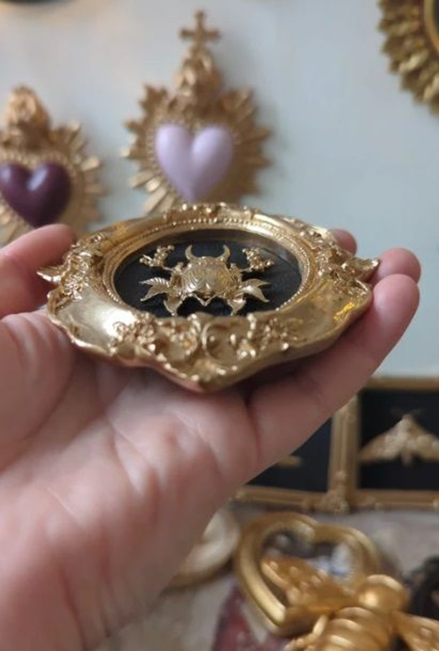 Cadre baroque doré scarabée