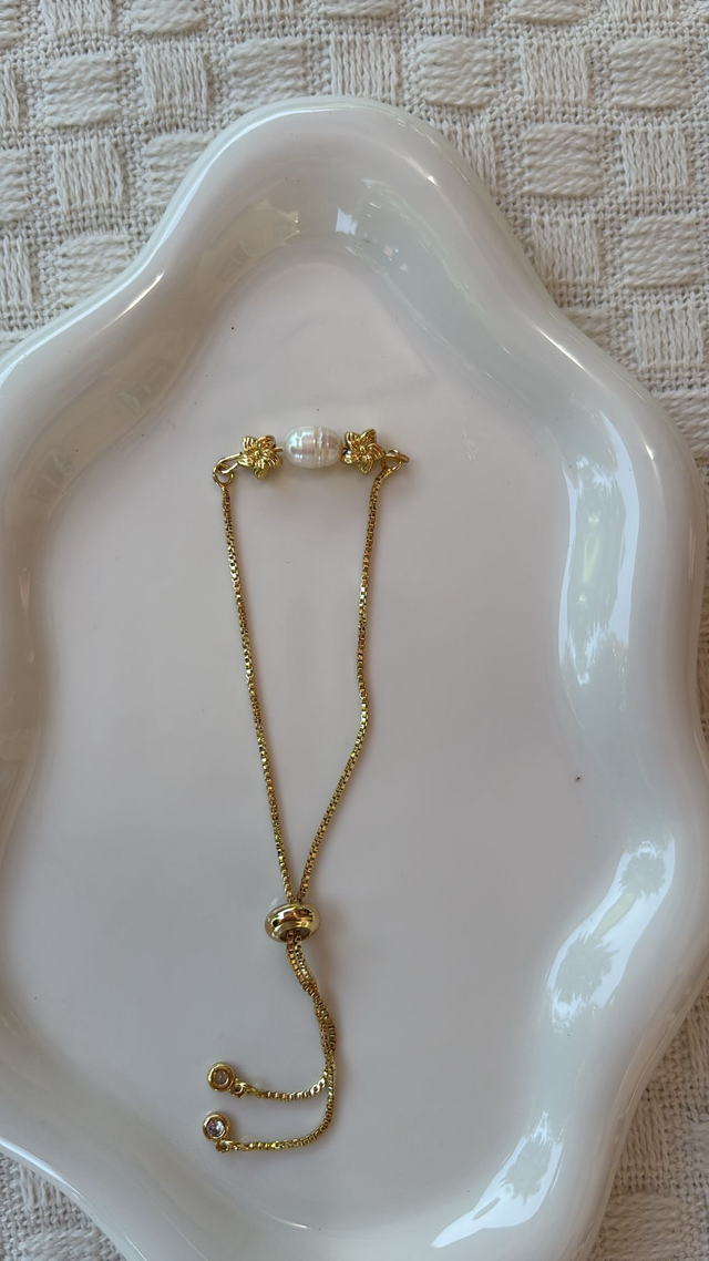 Bracciale in argento 925 placcato oro, fiorellini in argento placcato oro e perlina naturale AAA selezionata a mano.