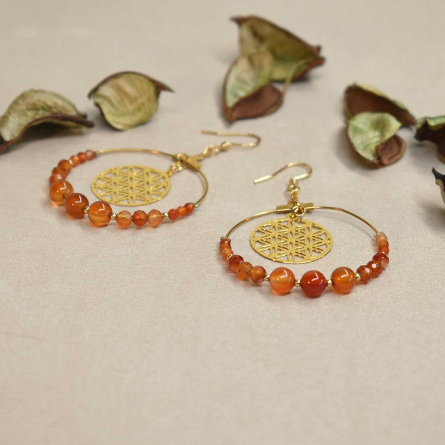 Grandes boucles d'oreilles créoles fleur de vie en cornaline