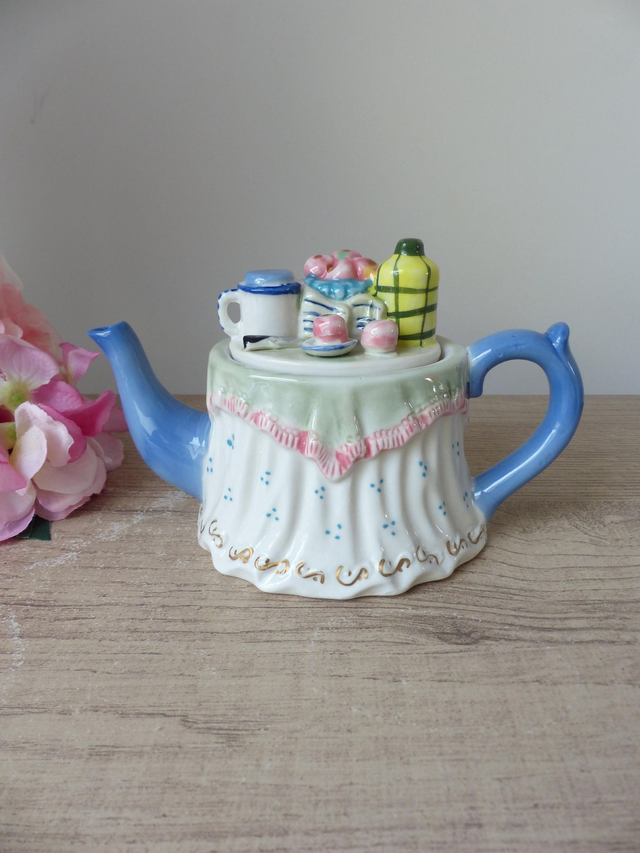 Petite théière décorative en forme de table avec nappe peinte à la main, vintage teapot dressing table, théière décoration cuisine, goûter
