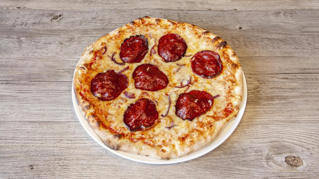 06.Mexicaine : base tomate, mozzarella, emmental français, chorizo et oignons rouges.🍖🧅