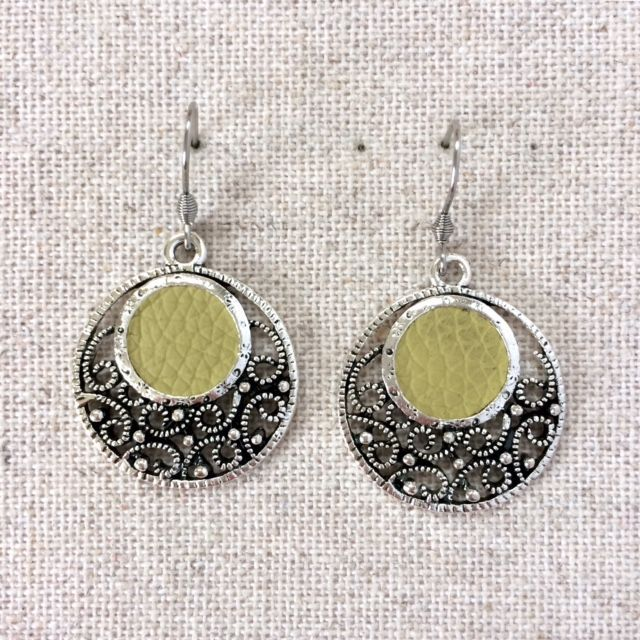 Boucles d’oreilles « Lied » argentées, cuir couleur vert kaki pastel