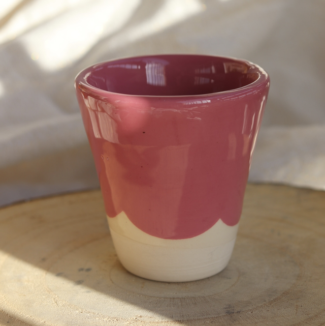 Tasse en faïence rose - ancienne collection