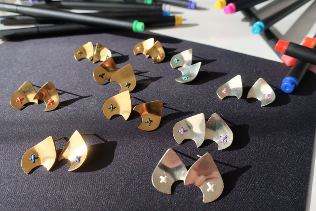 Puces d&#039;oreille dorées Criss-Cross