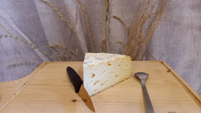 Saisonnier au lait de vache - tomme souple morceau d'environ 250 grammes