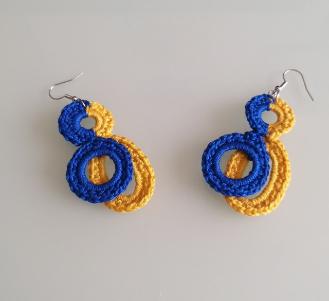 Kék és sárga horgolt fülbevaló
