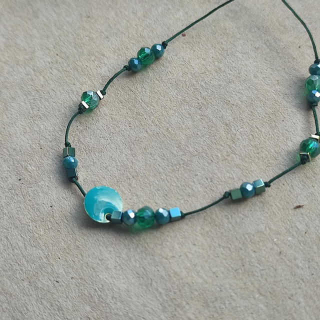 Bracelet perles en turquoise véritable et email et verre, réglable et résistant,pièce unique 