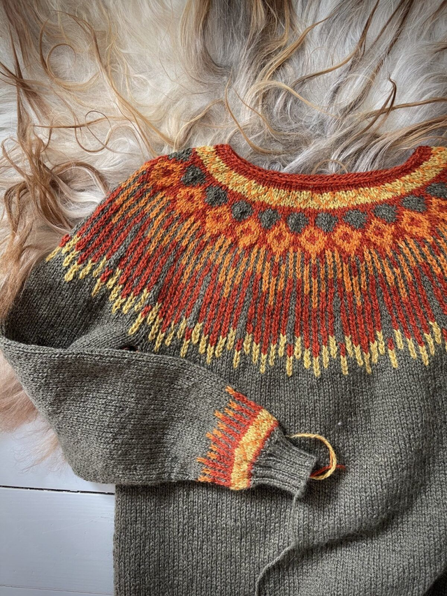 Hopi Sweater Kit - Col 23 (Dusky Olive Vidde) - Wool &amp; Pattern - Linka Neumann