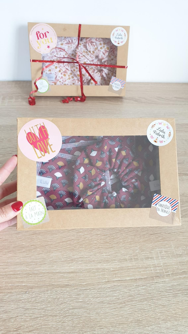 Coffret boîte rectangle 4 cotons + 1 serviette visage + 1 chouchou + 1 pochette imperméable éventail