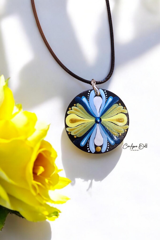 Collier mandala bleu, jaune &amp; vert en bois avec strass Swarovski – Peint à la main