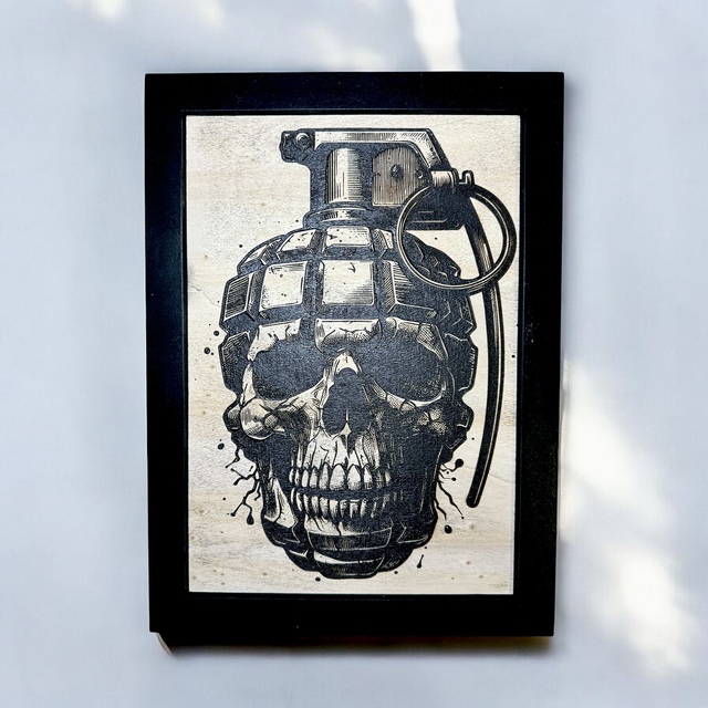 Tableau horreur dark avec tête de mort en forme de grenade