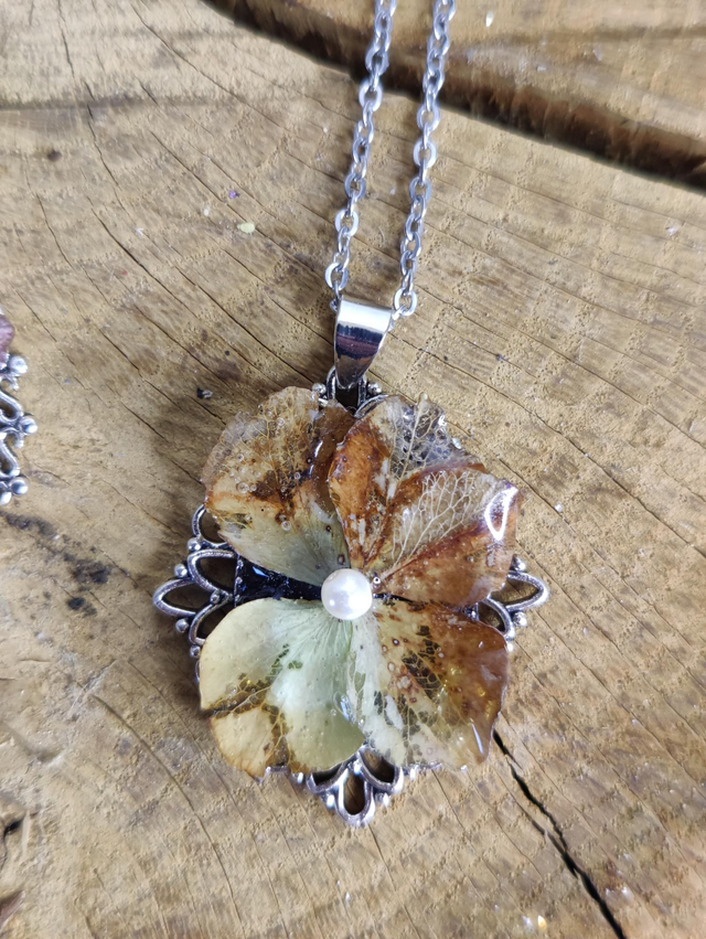 Collier Hortensia teintes automnales et perle