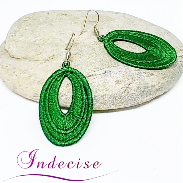 Boucles d'oreilles vert sapin, broderie en machine - Créations issues de l'artisanat français par Indecise