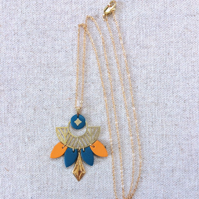Sautoir « Tourne-disque » doré, cuirs couleur safran et bleu canard