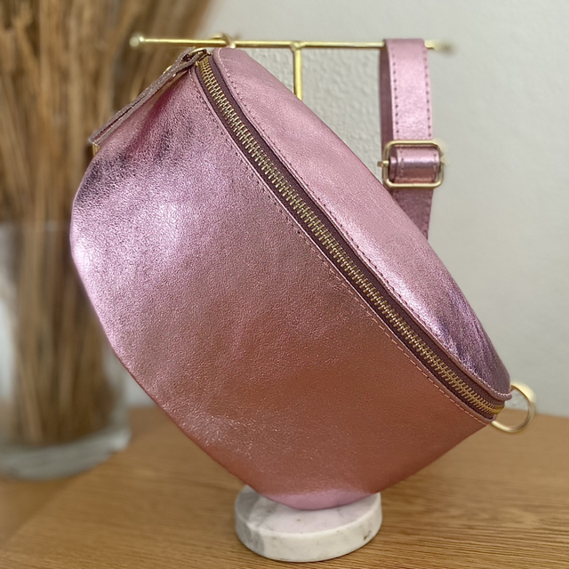 Le sac banane « INDISPENSABLE » en cuir rose 