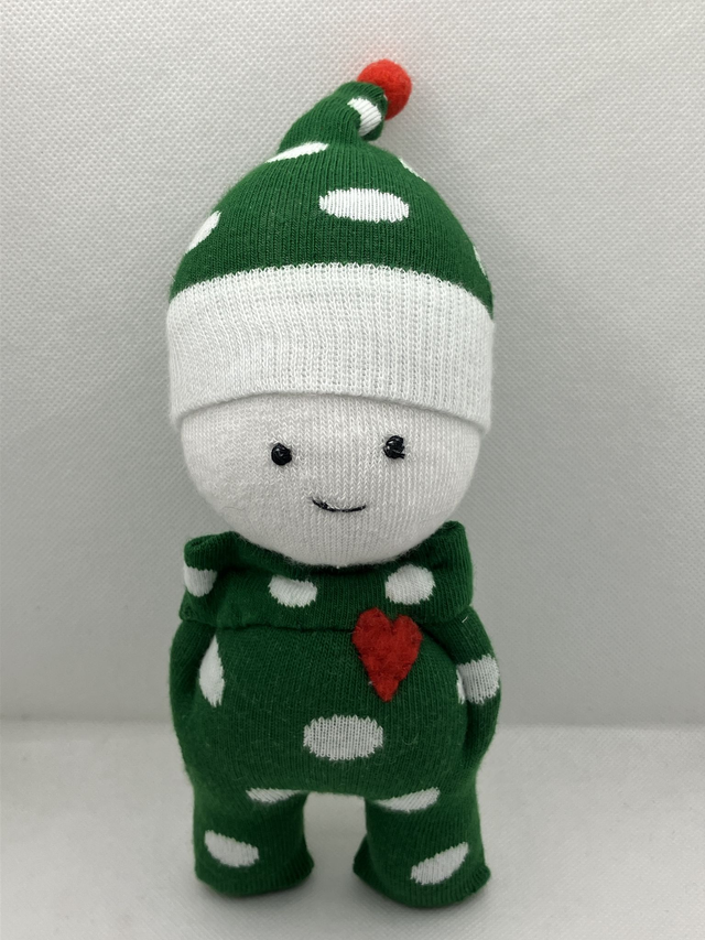 Doudou-chaussette vert et coeur rouge