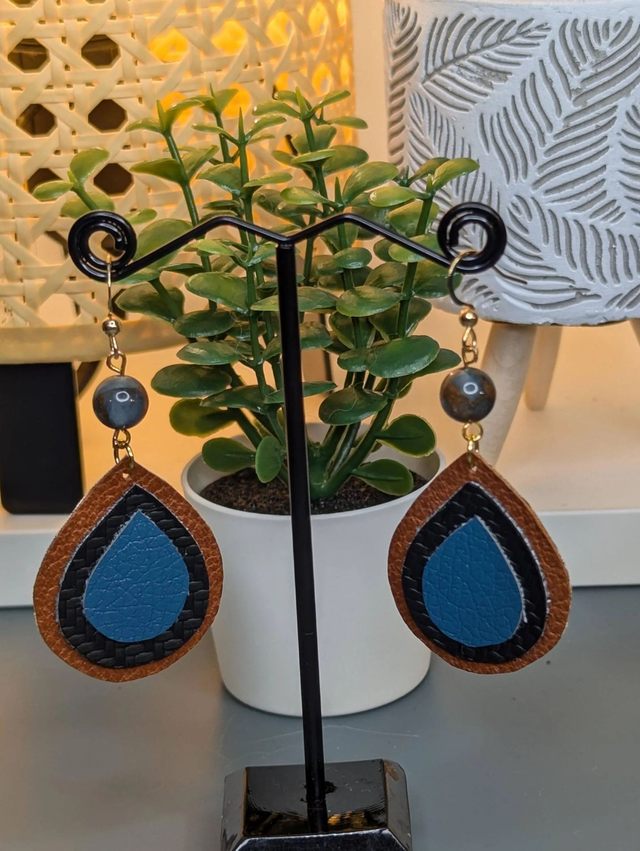 Boucles d'oreilles pendante en similicuir et tissus enduit marron noir et bleu avec des perles naturelles, le fermoir est en couleur or